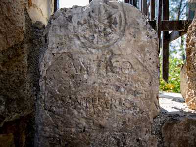 ...introdotto da un viale su cui giace un�antica pietra miliare incisa con il Chrismon: il simbolo composto dalle lettere dell�alfabeto greco che racchiudono il nome abbreviato di Ges�